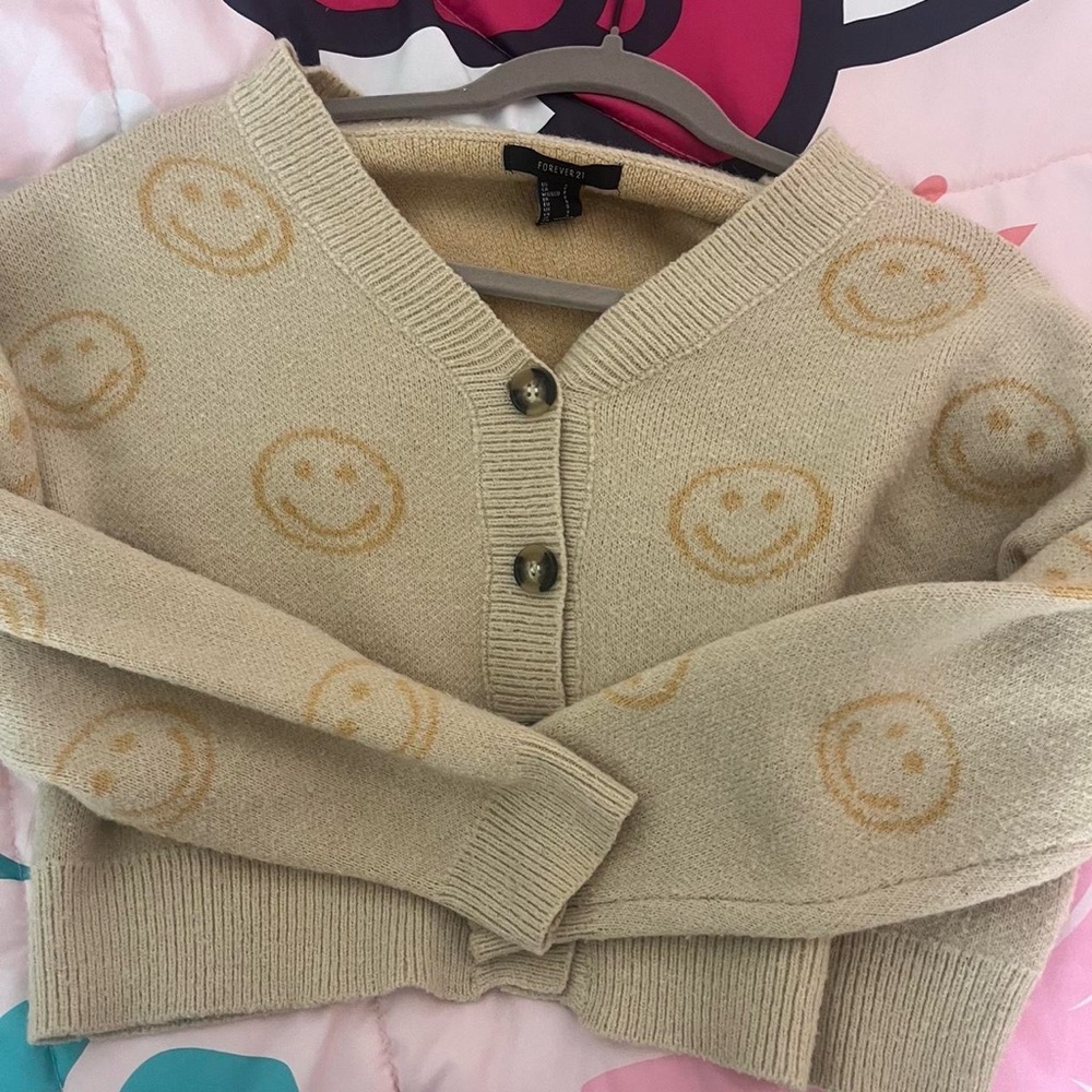 Beige cropped cardigan w/ smiley faves. (S)